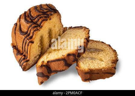 Pan di Spagna a fette ripieno di crema di pistacchio decorata con cioccolato, isolato su bianco con percorso di taglio Foto Stock