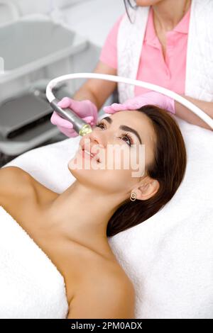 Trattamento viso, ringiovanimento viso, peeling dermatologico, accentuazione cosmetica, servizio cosmetologia, trattamento viso ringiovanimento Foto Stock