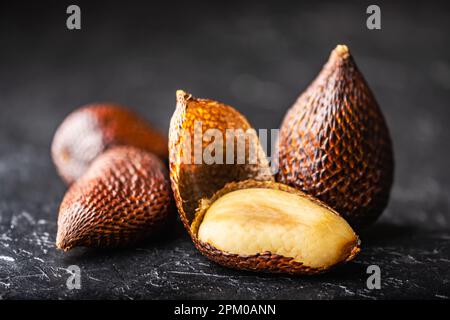 Frutta di Salak o frutta di serpente su fondo nero. Frutta esotica shot studio. Fotografia di cibo Foto Stock