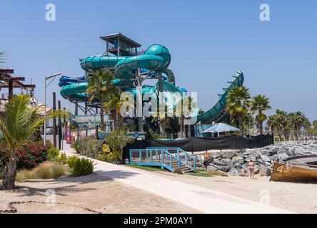 Dubai, Emirati Arabi Uniti - 1 aprile 2023: Grandi scivoli d'acqua nel parco acquatico sulla spiaggia di la Mer Foto Stock