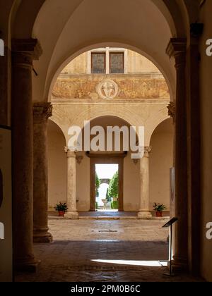 Pienza, Italia - 12 settembre 2022: Pienza, piccolo borgo della Toscana, conosciuta come la città ideale del Rinascimento e capitale del pecorino. UNE Foto Stock