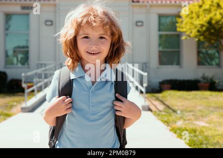 Schoolchild che corre sul campo da gioco di fine classe. Vocazione scolastica. Foto Stock