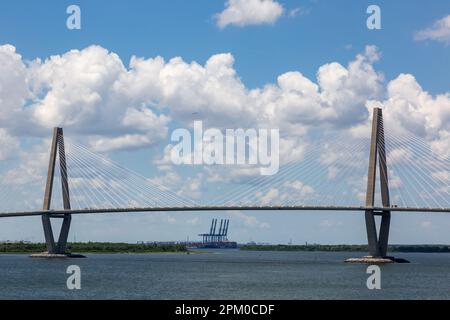 Il terminal Hugh K. Leatherman del porto di Charleston può essere visto oltre l'Arthur J. Ravenel Jr Ponte sul fiume Cooper a Charleston, SC. Foto Stock