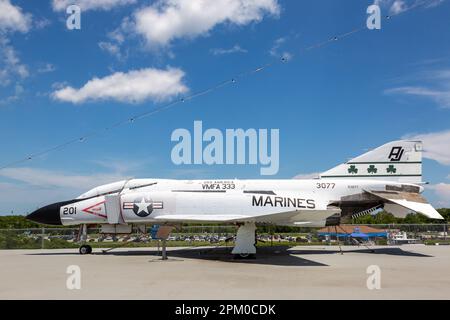 Una United States Marine Corp. Bianca F-4 Phantom II è un aereo da combattimento in mostra statica presso il Patriot's Point Naval and Maritime Museum di Mount Pleasant, South Carolina. Foto Stock