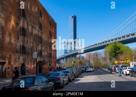 USA New York NY DUMBO Brooklyn NYC Manhattan Bridge - parco e turisti che godono l'aria di primavera Foto Stock