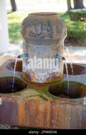 USA New York NY Saratoga Springs Congress Park Congress Spring Fountain acqua potabile storica Fountain Foto Stock