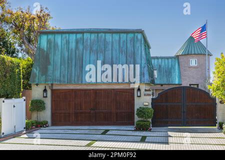 West Coast lusso gated casa con un tetto mansarda, torretta, e flagpole a Dana Point, Orange County, California meridionale. Foto Stock