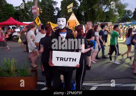 Anonimo per gli attivisti di animali vegani senza voce con il Cube of Truth che tiene segni, dispositivi elettronici, e indossando maschere Guy Fawkes a St. Paul, Minnesota. Foto Stock