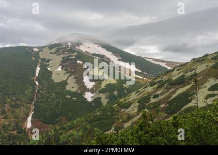 Velky Krivan, montagna a Mala Fatra, Slovacchia, vista dal sentiero sotto Chleb in primavera nuvoloso giorno Foto Stock