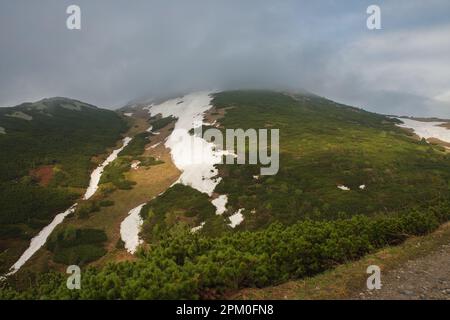 Velky Krivan, montagna a Mala Fatra, Slovacchia, vista dal sentiero sotto Chleb in primavera nuvoloso giorno Foto Stock