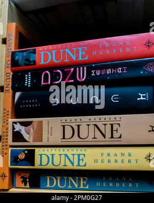 Serie Dune. Romanzi di Frank Herbert su uno scaffale in pila in una libreria Foto Stock