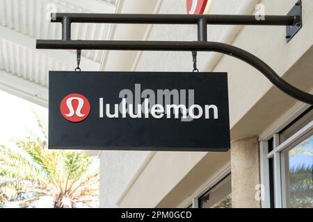 Viene mostrato un primo piano del cartello di sospensione del negozio lululemon. Foto Stock