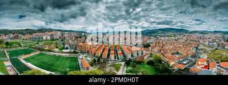 Vista panoramica aerea di Bilbao nuvolosa, Spagna dal Parco Etxebarria Foto Stock