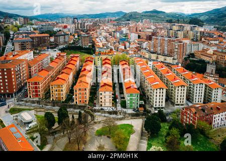 Blocchi di appartamenti residenziali colorati a Bilbao, Paesi Baschi, Spagna Foto Stock