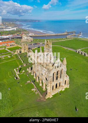 Whitby, North Yorkshire, Regno Unito 04.08.2023 una vista aerea di Whitby Abbey sulla Pasqua UK Bank Holiday. 8th aprile 2023. Foto Stock