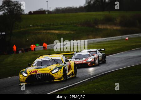 Oulton Park, Cheshire, Regno Unito. 10th aprile 2023. 2 Seas Motorsport Mercedes-AMG GT3 (#4) pilotato da James Cottingham & Jonny Adam nella classe Pro-Am GT3 durante il round 1 del Campionato britannico di denaro intelligente GT a Oulton Park. 10 aprile 2023. Credit: Jurek Biegus/Alamy Live News Foto Stock