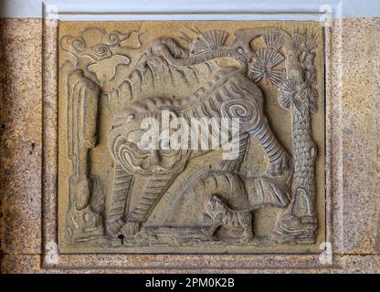 Scultura di tigre di pietra al Tempio di Thian Hock Keng, Singapore Foto Stock