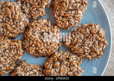 Biscotti vegani a base di banana e semi diversi, fotografati con luce naturale Foto Stock