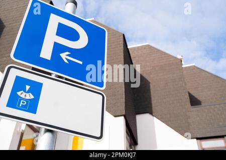 Segnale di parcheggio veicolo blu con indicatore di parcheggio e spazio per la copia del testo Foto Stock