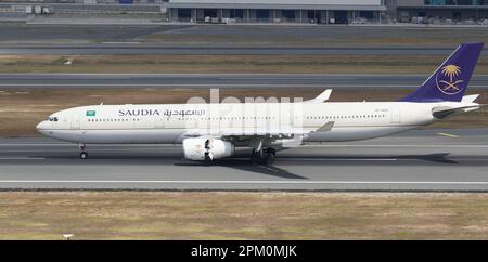 ISTANBUL, TURKIYE - 06 AGOSTO 2022: L'Airbus 330-343E della Saudi Arabian Airlines (1770) atterra all'aeroporto internazionale di Istanbul Foto Stock