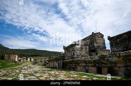 L'antica città di Hierapolis, situata vicino allo splendido paesaggio del Castello di cotone di Pamukkale, nell'Egeo della Turchia Foto Stock