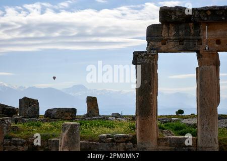 L'antica città di Hierapolis, situata vicino allo splendido paesaggio del Castello di cotone di Pamukkale, nell'Egeo della Turchia Foto Stock