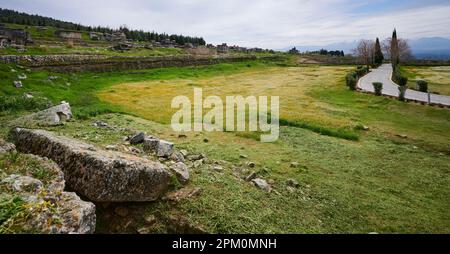 L'antica città di Hierapolis, situata vicino allo splendido paesaggio del Castello di cotone di Pamukkale, nell'Egeo della Turchia Foto Stock