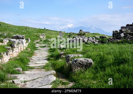 L'antica città di Hierapolis, situata vicino allo splendido paesaggio del Castello di cotone di Pamukkale, nell'Egeo della Turchia Foto Stock