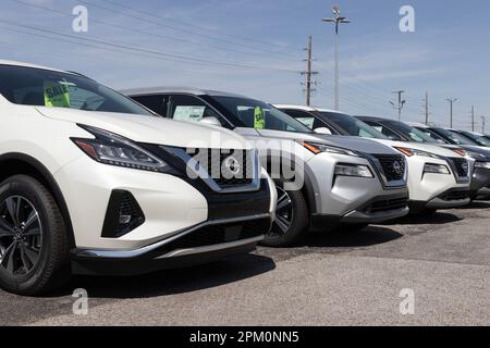 Lafayette - circa Aprile 2023: Nissan Murano visualizzazione SUV di medie dimensioni. Nissan offre il Murano nei modelli S, SV, SL e Platinum. Foto Stock