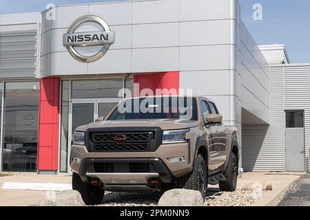 Lafayette - circa 2023 aprile: Nissan Frontier pick-up display. Nissan offre la frontiera nei modelli con cabina King e Crew. Foto Stock