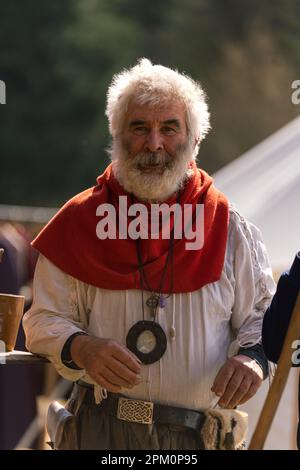 Kaiserslautern, Germania. 10th Apr, 2023. Partecipante all'evento medievale vestito con abiti tradizionali. Credit: Gustav Zygmund/Alamy News Foto Stock