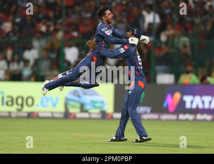 Bengaluru, India. 10th Apr, 2023. TATA IPL 2023: Partita n. 15 : Royal Challengers Bangalore Vs Lucknow Super Giants. : Al Chinnasamy Stadium, Bengaluru: Ravi Bishnoi di Lucknow salta sul suo collega Deep[ak Hooda dopo una vittoria di wicket contro i Royal Challengers Bangalore durante la partita di cricket della Premier League indiana No.15 al Chinnasamy Stadium, Bangalore. Credit: Seshadri SUKUMAR/Alamy Live News Foto Stock