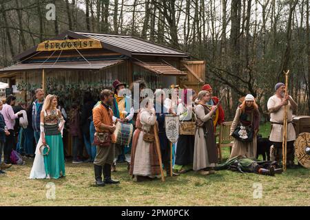 Kaiserslautern, Germania. 10th Apr, 2023. I membri del gruppo di musica folk francese "Les Derniers Trouveres" si sono riuniti accanto al palco. Credit: Gustav Zygmund/Alamy News Foto Stock