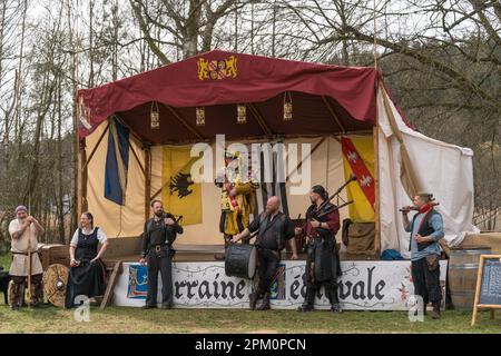 Kaiserslautern, Germania. 10th Apr, 2023. Karl-Heinz Carolan Lieb, l'organizzatore del mercato medievale di Pasqua sul palco, con artisti dopo spettacolo dal vivo. Credit: Gustav Zygmund/Alamy News Foto Stock