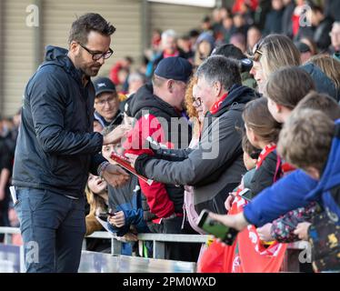 Wrexham, Wrexham County Borough, Galles, 10th aprile 2023. Ryan Reynolds, co-proprietario di Wrexham, firma autografi per i tifosi prima del calcio d'inizio, durante il Wrexham Association Football Club V Notts County Football Club all'ippodromo, nella Vanarama National League. (Credit Image: ©Cody Froggatt/Alamy Live News) Foto Stock