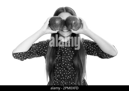 Bambina che mangia una mela su sfondo bianco isolato. Le mele migliorano la vista. Felice bambino tenere le mele agli occhi. Frutta per una buona salute degli occhi Foto Stock