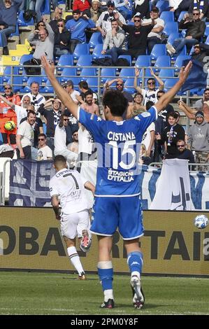 Brescia, Italia. 10th Apr, 2023. Andrea Cistana del Brescia FC festeggia la vittoria durante il Brescia FC vs Ternana Calcio, 32° Serie BKT 2022-23 allo stadio Mario Rigamonti di Brescia il 10 aprile 2023. Credit: Live Media Publishing Group/Alamy Live News Foto Stock