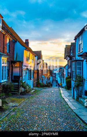 Affascinante strada acciottolata Mermaid Street con case medievali, Rye, East Sussex, Inghilterra, Regno Unito Foto Stock