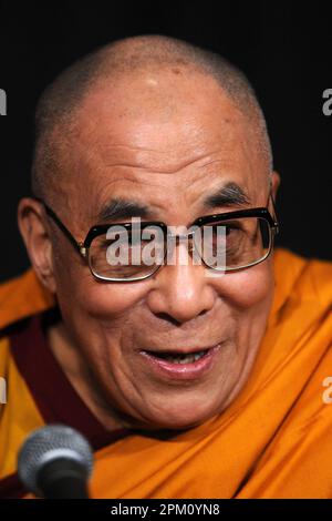 Manhattan, Stati Uniti d'America. 20th maggio, 2010. NEW YORK - 20 MAGGIO: Sua Santità il Dalai lama visita la radio City Music Hall il 20 maggio 2010 a New York City. People: The Dalai lama Credit: Storms Media Group/Alamy Live News Foto Stock