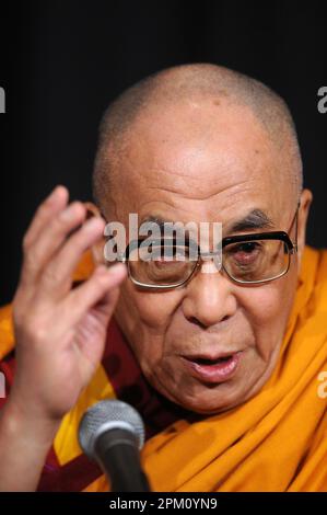 Manhattan, Stati Uniti d'America. 20th maggio, 2010. NEW YORK - 20 MAGGIO: Sua Santità il Dalai lama visita la radio City Music Hall il 20 maggio 2010 a New York City. People: The Dalai lama Credit: Storms Media Group/Alamy Live News Foto Stock