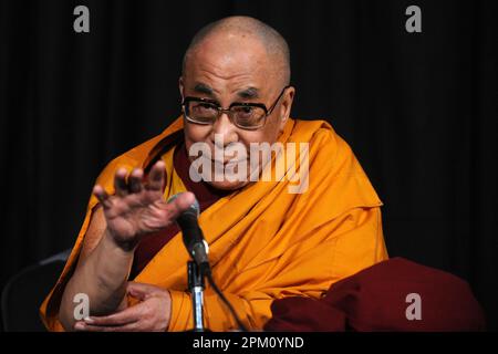 Manhattan, Stati Uniti d'America. 20th maggio, 2010. NEW YORK - 20 MAGGIO: Sua Santità il Dalai lama visita la radio City Music Hall il 20 maggio 2010 a New York City. People: The Dalai lama Credit: Storms Media Group/Alamy Live News Foto Stock