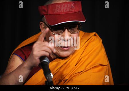 Manhattan, Stati Uniti d'America. 20th maggio, 2010. NEW YORK - 20 MAGGIO: Sua Santità il Dalai lama visita la radio City Music Hall il 20 maggio 2010 a New York City. People: The Dalai lama Credit: Storms Media Group/Alamy Live News Foto Stock