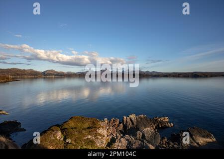 Una vista a sud dalla B8021 vicino Gairloch a Wester Ross, Scozia. Loch Gairloch in primo piano, guardando verso i Monti Torridon. Foto Stock