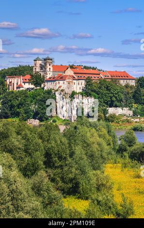 Bellissimo monastero storico sul fiume Vistola in Polonia. Abbazia Benedettina a Tyniec vicino Cracovia, Polonia. Foto Stock