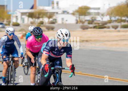 Victorville, CA, USA – 25 marzo 2023: Gara di ciclismo su strada femminile all'evento Majestic Cycling presso l'aeroporto di Victorv, California meridionale Foto Stock