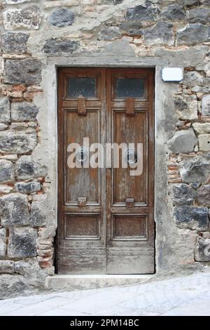 In legno squadrato medievale stile porta anteriore Foto Stock