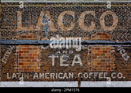 Un segno fantasma per la Latin American Coffee Company è raffigurato su un muro di mattoni, il 2 aprile 2023, a Gulfport, Mississippi. Foto Stock