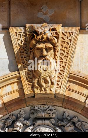 River Gods on Langside Halls: Padre Clyde sopra la porta centrale, notare l'anello di salmone nei suoi capelli alghe (un riferimento a St Mungo) Foto Stock