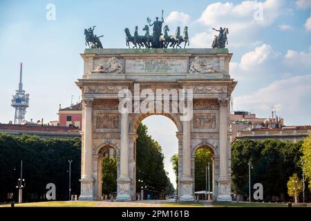 L'arco trionfale porta Sempione con Arco della Pace a Milano Foto Stock