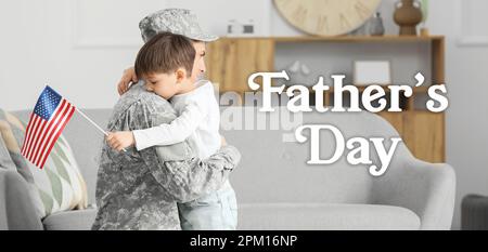 Il soldato abbracciante e suo figlio piccolo con la bandiera degli Stati Uniti in casa. Biglietto di auguri per la Festa del Padre Foto Stock